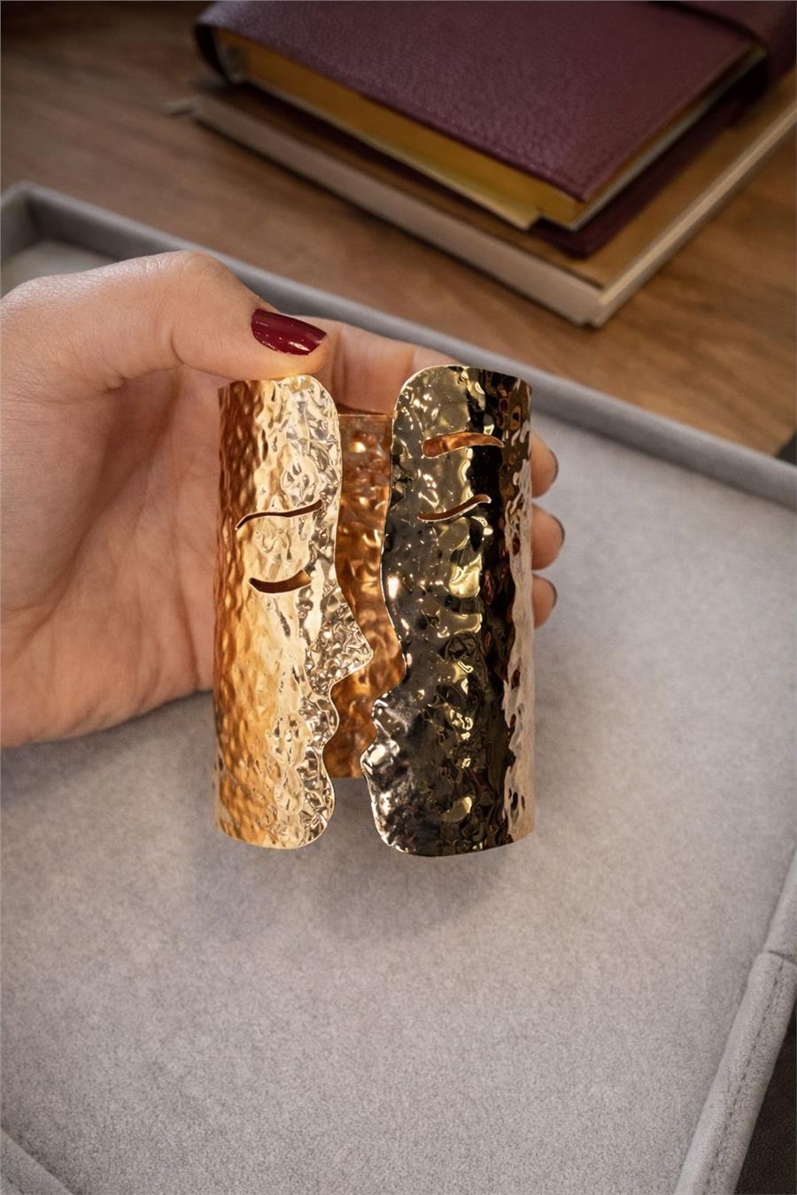 Abigail El Yapımı Dokulu Altın Renk Modern Tasarım Manşet Bileklik